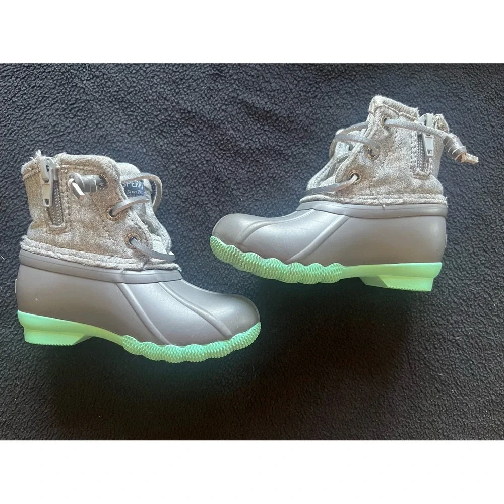 Size 6 toddler gray sperry boots